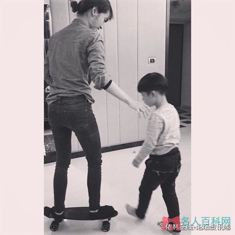 蔡依林陪外甥溜滑板