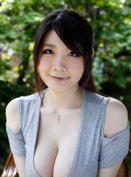 拥有漂亮的脸蛋和G罩杯的胸部的立川理惠是一个刚出道不久的现役大学生