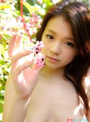 拥有一对巨乳再加上稍微迷人的萝莉脸蛋的鹤田加奈的写真很是迷人