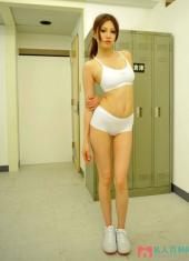 日本球星香川真司女友濑亚美莉其美腿在业界是出了名的纤细、嫩滑(8)