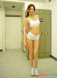 日本球星香川真司女友濑亚美莉其美腿在业界是出了名的纤细、嫩滑