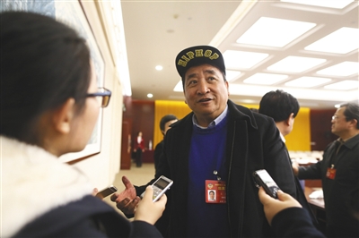 3月5日，北京会议中心，全国政协委员姜昆接受记者采访时表示，讽刺艺术是相声的一种功能，要继续发扬，但需要把握讽刺的“度”。新京报记者 侯少卿 摄