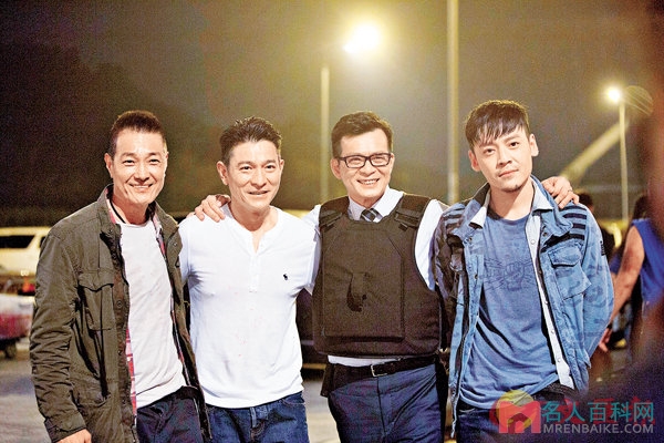左起：卢惠光、刘德华、黄日华与王紫逸合作拍戏
