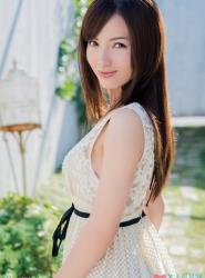 于2015年1月全新复出的宅男女神叶山瞳原名中川美铃的一组图片写真