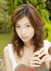 被誉为AV界的上品美女伊泽千夏是日本知名的气质型美女(2)