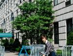 王珞丹纽约街头骑车 诠释环保出行理念