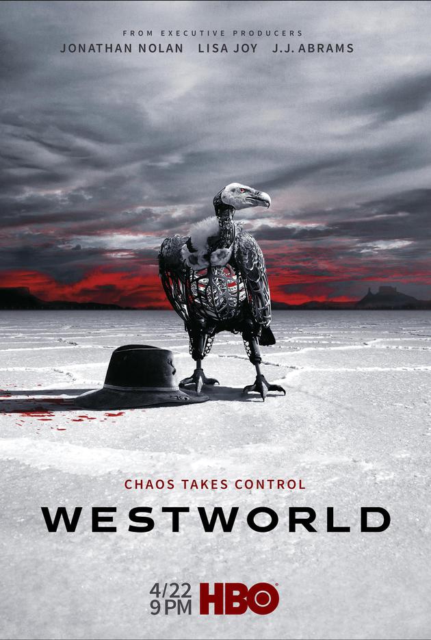 《西部世界》第二季海报中，灰白色的地面上有一只机械鸟和一顶黑色的帽子，机器人和人类的关系呼之欲出。