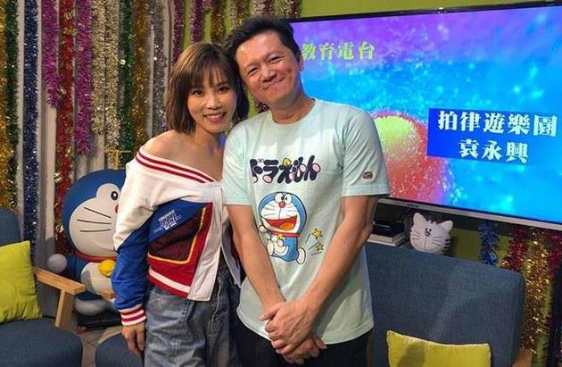 袁永兴是节目《拍律游乐园》主持人，左为李佳薇。