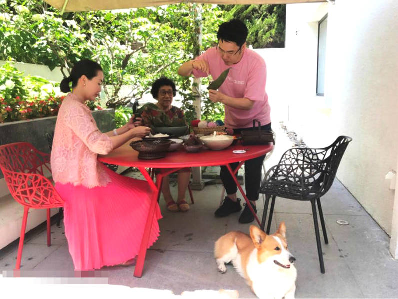林依轮提前庆结婚23周年 与家人温馨包粽子