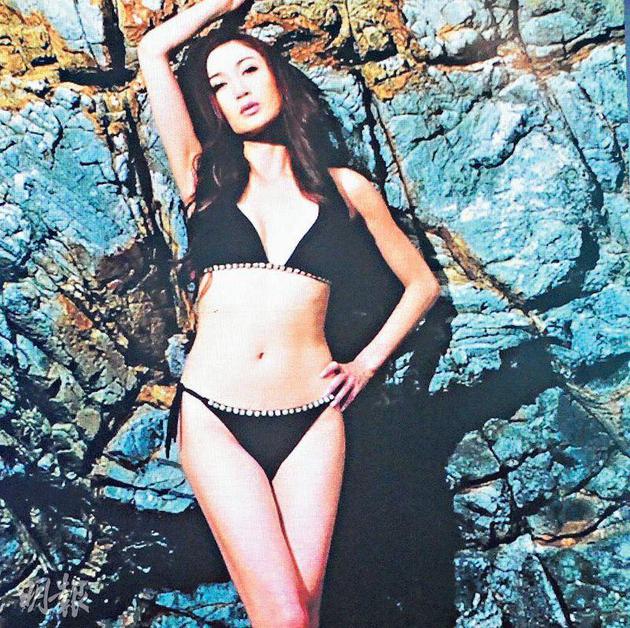 温碧霞播出自己的成长片段，当中包括性感三点式泳装照。