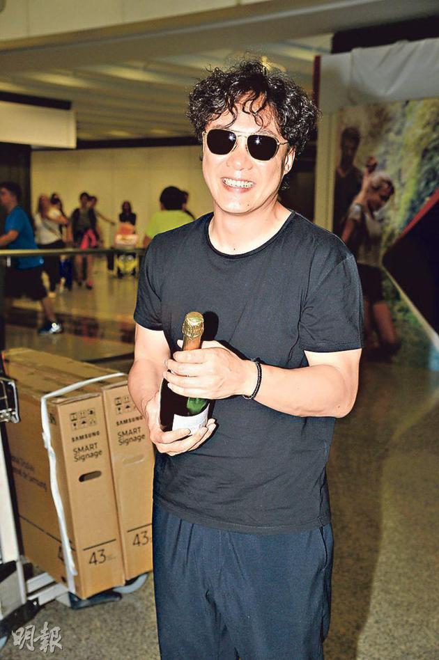 金曲歌王陈奕迅昨晚（6月24日）回香港获粉丝送上香槟祝贺。