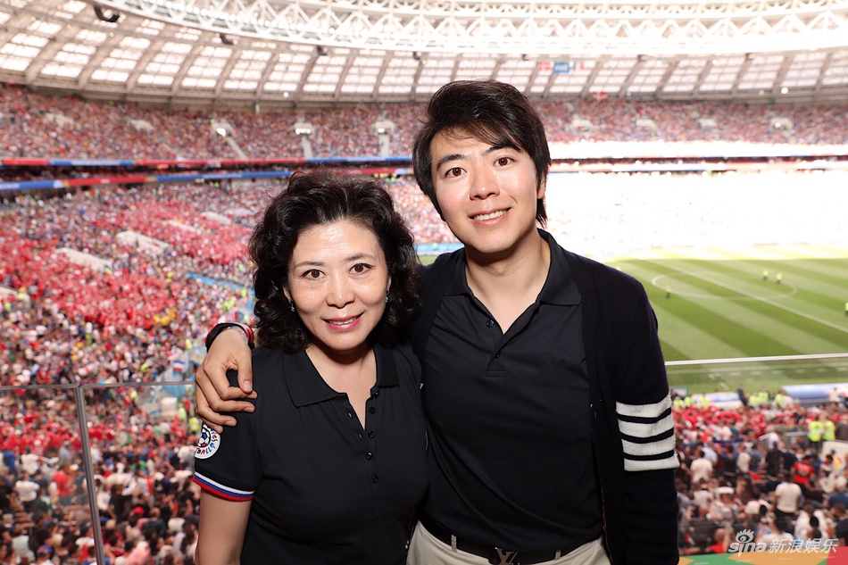 郎朗携母亲现场观战世界杯 与足球明星亲密交流