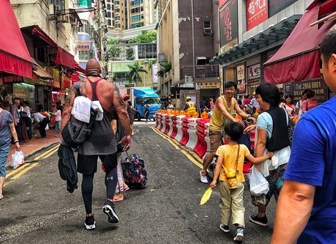 野生巨石强森现身香港街头