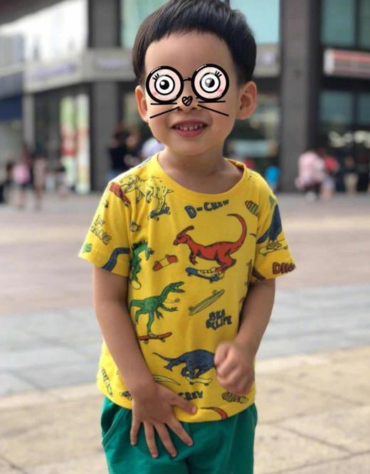 刘璇首晒三岁儿子正面照 透露为儿理发被老公嫌丑