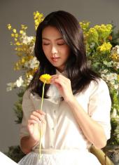 薛凯琪新专辑封面拍摄 花丛之中显清纯可人