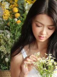 薛凯琪新专辑封面拍摄 花丛之中显清纯可人