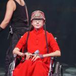 杨丽萍坐轮椅打石膏为演出谢幕 称不久后重返舞台