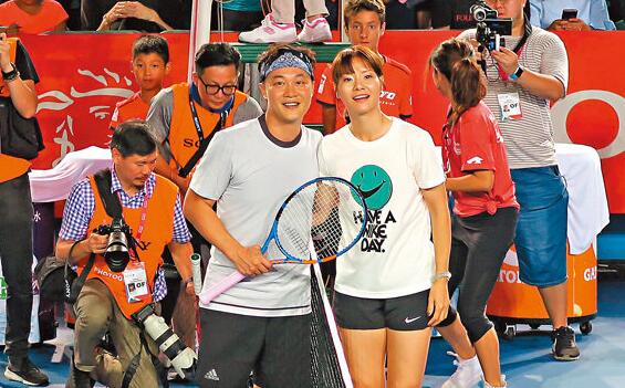 陈奕迅收李娜球拍兴奋 网球名人赛大搞气氛