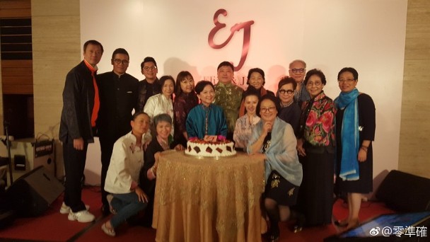 导演王晶庆祝与老婆结婚40周年