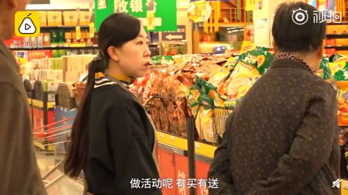 杨丽娟如今在超市做导购工作维持生活
