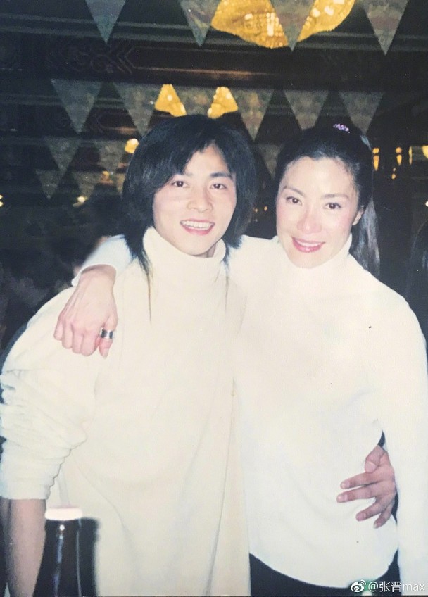 张晋展出当年做《卧虎藏龙》替身时与杨紫琼的合照。