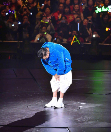 刘德华演唱会中途取消 当场痛哭向粉丝致歉