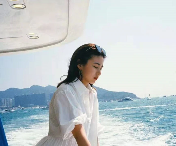 汪峰16岁女儿坐豪华游艇度假 戴钻石耳环被批早熟